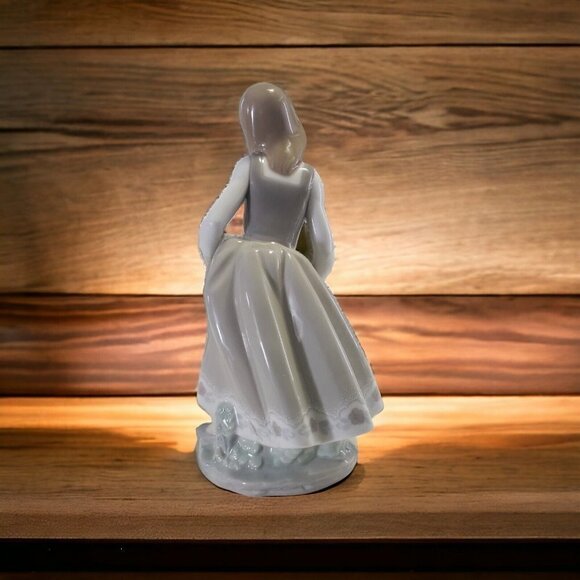 Lladro Spain Porcelain Figurine 1180 Girl With Cat - Picture 3 of 3